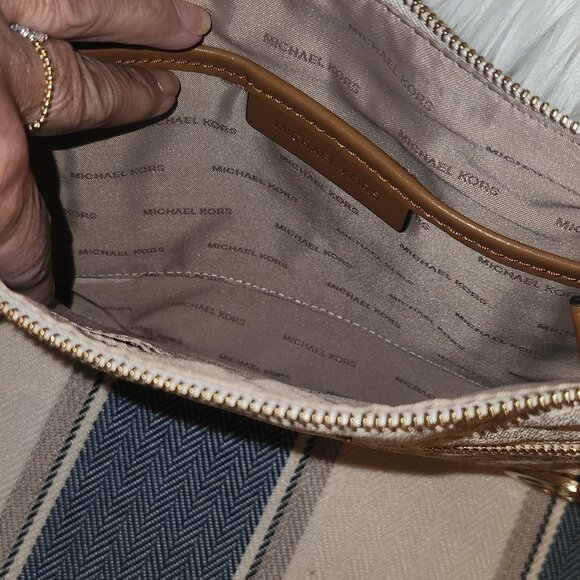 Micheal Kors purse - Picture 4 of 4